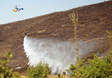 Κατάσβεση πυρκαγιάς στον Αγιο Πέτρο Κυνουρίας από πυροσβεστικό ελικόπτερο